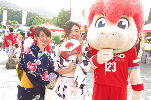 【明治安田Ｊ２ 第29節 熊本vs北九州】 熊本のマスコット・ロアッソくんと写真におさまる女性ファン・サポーター（1/4）
