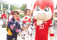 【明治安田Ｊ２ 第29節 熊本vs北九州】 熊本のマスコット・ロアッソくんと写真におさまる女性ファン・サポーター（1/4）