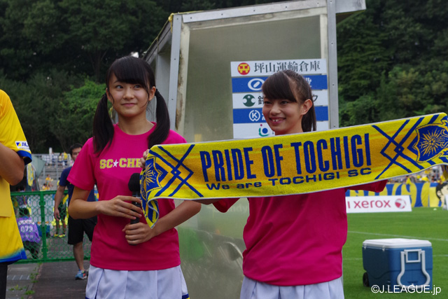【明治安田Ｊ２ 第29節 栃木vs横浜FC】栃木のタオルマフラーを掲げるＳＣチアーズ（1/4）