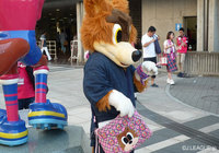 【明治安田Ｊ２ 第29節 Ｃ大阪vs岐阜】浴衣姿でスタジアム場外に登場したＣ大阪のマスコット・ロビー（1/4）