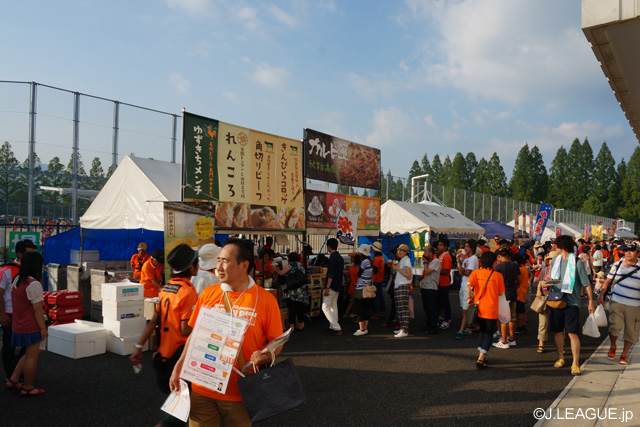 【明治安田Ｊ３ 第26節 山口vs琉球】スタジアム外の飲食店舗は香りに誘われた多くのファン・サポーターで賑わう（1/3）