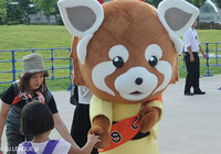 【明治安田Ｊ３ 第26節 長野vsJ-22】長野市篠ノ井地区のキャラクター・しの丸がスタジアムに登場。ファン・サポーターのお子さんとふれあう姿が見られた（1/3）