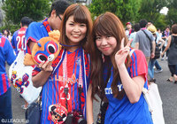 【明治安田Ｊ１ ２ｎｄ 第7節 FC東京vsＧ大阪】FC東京のマスコット・東京ドロンパのポーチを手にするファン・サポーターの女性二人組（1/6）