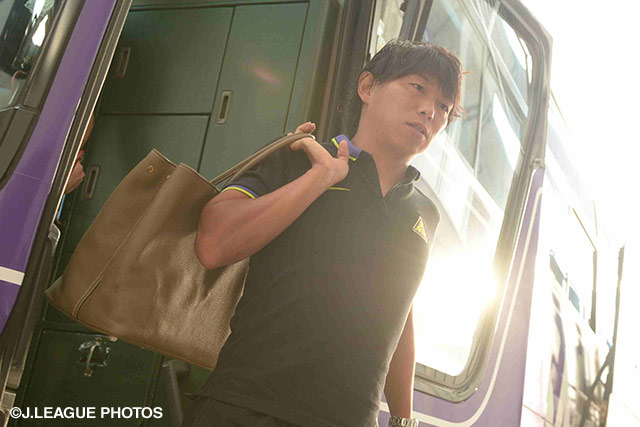 【明治安田Ｊ１ ２ｎｄ 第7節 広島vs柏】バスから降りて会場入りする佐藤　寿人（広島）（3/19）