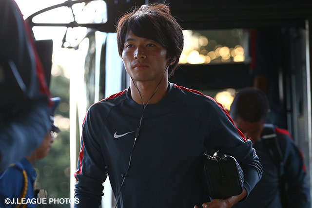 【明治安田Ｊ１ ２ｎｄ 第7節 鹿島vs仙台】バッグを抱えながらスタジアム入りする柴崎　岳（鹿島）（4/21）