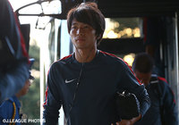 【明治安田Ｊ１ ２ｎｄ 第7節 鹿島vs仙台】バッグを抱えながらスタジアム入りする柴崎　岳（鹿島）（4/21）