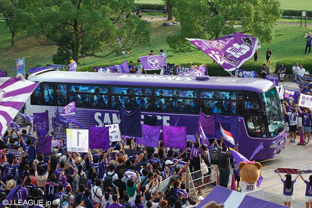 【明治安田Ｊ１ ２ｎｄ 第7節 広島vs柏】広島の選手・スタッフを乗せたバスがスタジアムに到着（2/19）