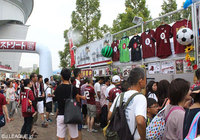 【明治安田Ｊ１ ２ｎｄ 第7節 神戸vs川崎Ｆ】スタジアム外周のグッズ売り場には多くのファン・サポーターが集まった（1/6）