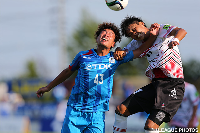 【明治安田Ｊ３ 第26節 盛岡vs秋田】激しく競り合う下田　光平（左/秋田）と谷口　堅三（右/盛岡）（3/3）