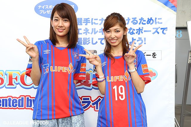 【明治安田Ｊ１ ２ｎｄ 第7節 FC東京vsＧ大阪】FC東京の応援番組MCを務める橘 ゆりかさんと写真におさまる佐藤 美希さん
