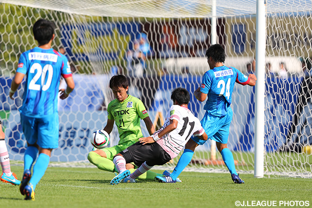 【明治安田Ｊ３ 第26節 盛岡vs秋田】好セーブで得点を許さなかった松本　拓也（秋田）（2/3）