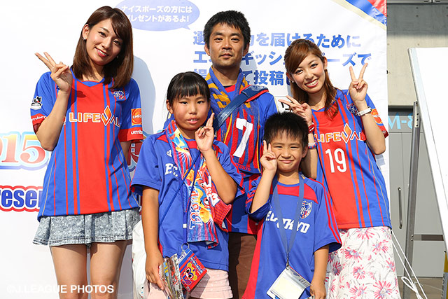 【明治安田Ｊ１ ２ｎｄ 第7節 FC東京vsＧ大阪】写真撮影会ではファン・サポーターの皆さんと一緒にパチリ