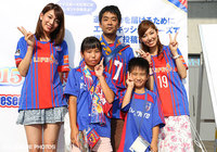 【明治安田Ｊ１ ２ｎｄ 第7節 FC東京vsＧ大阪】写真撮影会ではファン・サポーターの皆さんと一緒にパチリ