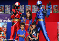 【明治安田Ｊ１ ２ｎｄ 第7節 FC東京vsＧ大阪】大人気のアカニンジャー、アオニンジャー、ファン・サポーターのお子さんと写真にうつる佐藤 美希さん