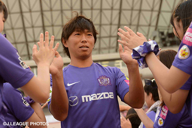 【明治安田Ｊ１ ２ｎｄ 第7節 広島vs柏】多くのファン・サポーターをハイタッチを行い、ウォーミングアップへ向かう佐藤　寿人（広島）（7/19）