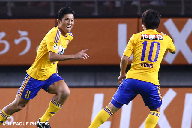 【明治安田Ｊ１ ２ｎｄ 第7節 鹿島vs仙台】先制ゴールを決めた野沢　拓也（仙台）と喜ぶ梁　勇基（11/21）