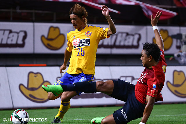 【明治安田Ｊ１ ２ｎｄ 第7節 鹿島vs仙台】ダヴィ（鹿島）とマッチアップする菅井　直樹（仙台）（12/21）