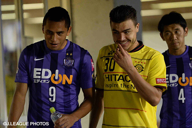 【明治安田Ｊ１ ２ｎｄ 第7節 広島vs柏】クリスティアーノ（柏）と談笑するドウグラス（広島）（8/19）