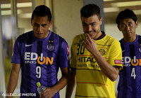 【明治安田Ｊ１ ２ｎｄ 第7節 広島vs柏】クリスティアーノ（柏）と談笑するドウグラス（広島）（8/19）