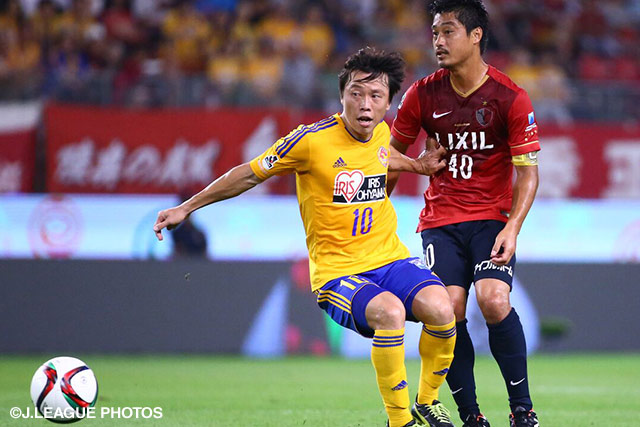 【明治安田Ｊ１ ２ｎｄ 第7節 鹿島vs仙台】激しく競り合う梁　勇基（仙台）と小笠原　満男（鹿島）（13/21）