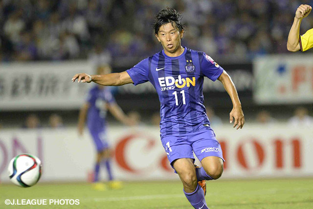 【明治安田Ｊ１ ２ｎｄ 第7節 広島vs柏】果敢にドリブルを仕掛ける佐藤　寿人（広島）（12/19）