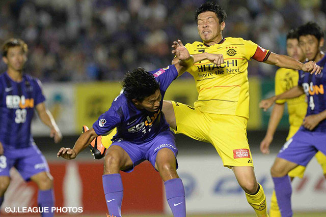 【明治安田Ｊ１ ２ｎｄ 第7節 広島vs柏】佐藤　寿人（広島）と大谷　秀和（柏）は激しく競り合う（13/19）
