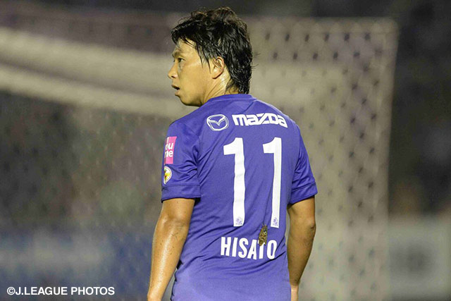 【明治安田Ｊ１ ２ｎｄ 第7節 広島vs柏】佐藤　寿人（広島）のユニフォームにセミが止まる珍しい瞬間が見られた（14/19）