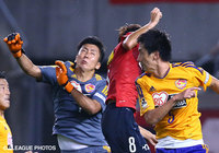 【明治安田Ｊ１ ２ｎｄ 第7節 鹿島vs仙台】六反　勇治（仙台）と土居　聖真（鹿島）らはゴール前で激しく競り合う（17/21）