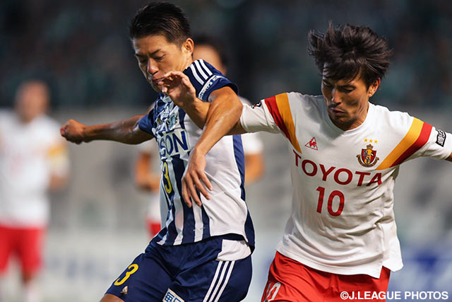 【明治安田Ｊ１ ２ｎｄ 第7節 松本vs名古屋】激しく競り合う田中　隼磨（松本）と小川　佳純（名古屋）（5/6）