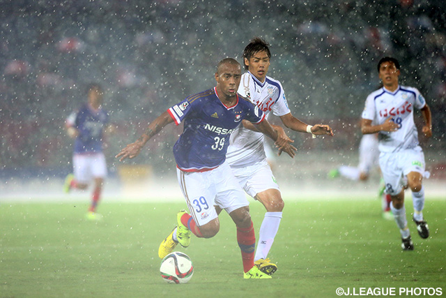 【明治安田Ｊ１ ２ｎｄ 第7節 横浜FMvs甲府】雨の中をドリブルで切り裂くアデミウソン（横浜FM）（3/6）