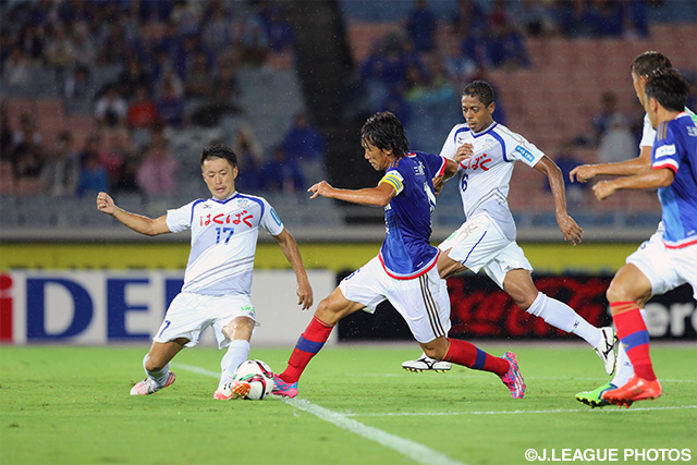 【明治安田Ｊ１ ２ｎｄ 第7節 横浜FMvs甲府】ドリブルでペナルティーエリアに侵入する途中出場の中村　俊輔（横浜FM）（5/6）