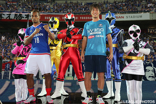 【明治安田Ｊ１ ２ｎｄ 第7節 横浜FMvs甲府】試合後、勝利の立役者ラフィーニャと三門　雄大が「手裏剣戦隊ニンニンジャー」と記念撮影（6/6）