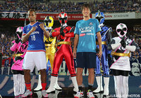 【明治安田Ｊ１ ２ｎｄ 第7節 横浜FMvs甲府】試合後、勝利の立役者ラフィーニャと三門　雄大が「手裏剣戦隊ニンニンジャー」と記念撮影（6/6）