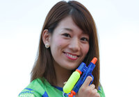 【明治安田Ｊ１ ２ｎｄ 第8節 湘南vs川崎Ｆ】試合前イベントに登場し、水鉄砲をかまえる佐藤 美希さん