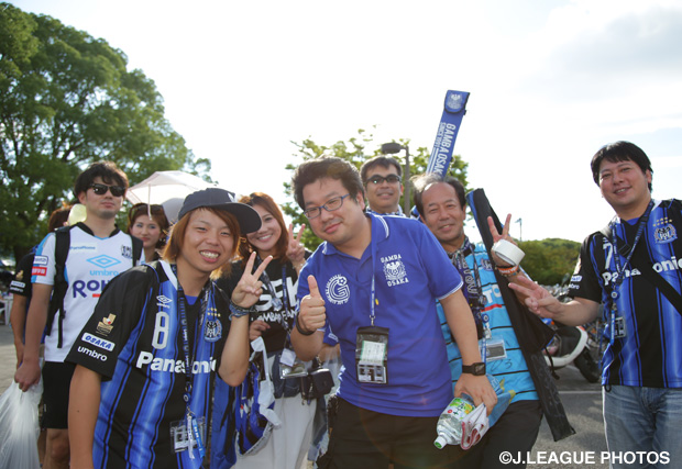 【明治安田Ｊ１ ２ｎｄ 第8節 Ｇ大阪vs清水】笑顔で写真に納まるＧ大阪のファン・サポーター（2/13）