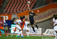 【明治安田Ｊ１ ２ｎｄ 第8節 新潟vs広島】パンチングでクリアする林　卓人（広島）（6/13）