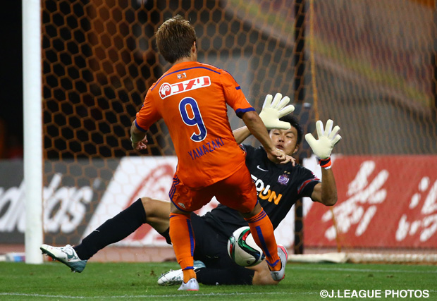 【明治安田Ｊ１ ２ｎｄ 第8節 新潟vs広島】相手GKと1対1のチャンスを迎えた山崎　亮平（新潟）（7/13）