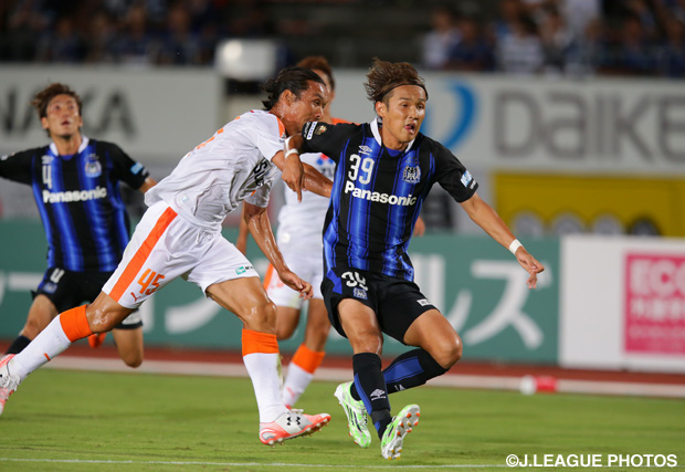 【明治安田Ｊ１ ２ｎｄ 第8節 Ｇ大阪vs清水】角田　誠（清水）は宇佐美　貴史（Ｇ大阪）を激しくマーク（6/13）