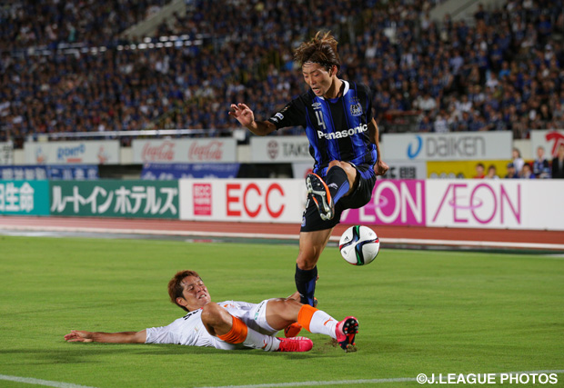 【明治安田Ｊ１ ２ｎｄ 第8節 Ｇ大阪vs清水】スライディングで相手のチャンスをつぶす鎌田　翔雅（清水）（7/13）