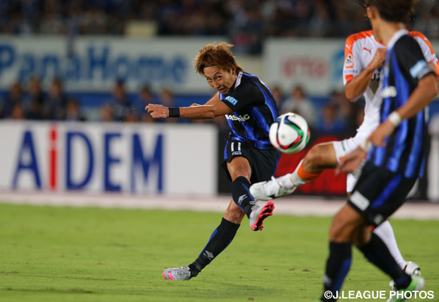 【明治安田Ｊ１ ２ｎｄ 第8節 Ｇ大阪vs清水】果敢にゴールをねらいミドルシュートを放つ倉田　秋（Ｇ大阪）（9/13）