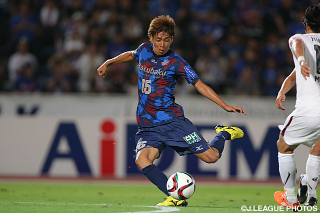 【明治安田Ｊ１ ２ｎｄ 第8節 甲府vs神戸】得意のドリブル突破からシュートを放つ伊東　純也（甲府）（4/6）