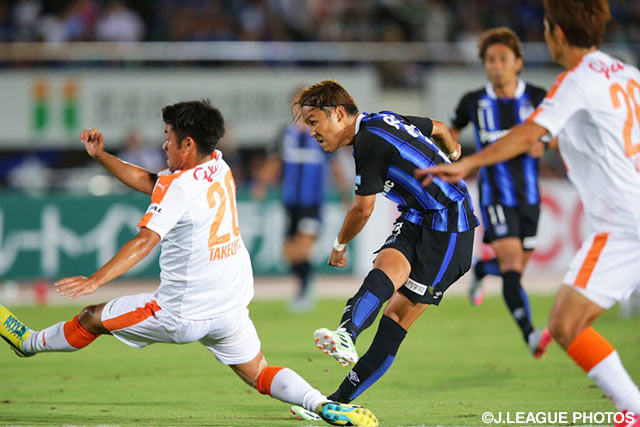 【明治安田Ｊ１ ２ｎｄ 第8節 Ｇ大阪vs清水】先制点をアシストした宇佐美　貴史（Ｇ大阪）のシュートはバーを直撃（11/13）