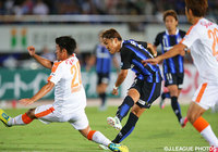 【明治安田Ｊ１ ２ｎｄ 第8節 Ｇ大阪vs清水】先制点をアシストした宇佐美　貴史（Ｇ大阪）のシュートはバーを直撃（11/13）