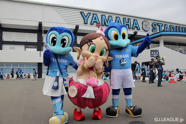 【明治安田Ｊ２ 第30節 磐田vs徳島】ハクション大魔王の娘｢アクビちゃん｣と写真にうつる、磐田のマスコット・ジュビロくんとジュビィちゃん（1/4）