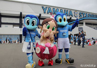 【明治安田Ｊ２ 第30節 磐田vs徳島】ハクション大魔王の娘｢アクビちゃん｣と写真にうつる、磐田のマスコット・ジュビロくんとジュビィちゃん（1/4）
