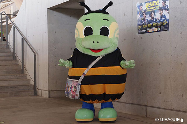 【明治安田Ｊ２ 第30節 大分vsＣ大阪】大分合同新聞社のマスコット「ぶんぶん」に扮した、大分のマスコット・ニータン（1/4）