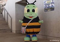 【明治安田Ｊ２ 第30節 大分vsＣ大阪】大分合同新聞社のマスコット「ぶんぶん」に扮した、大分のマスコット・ニータン（1/4）