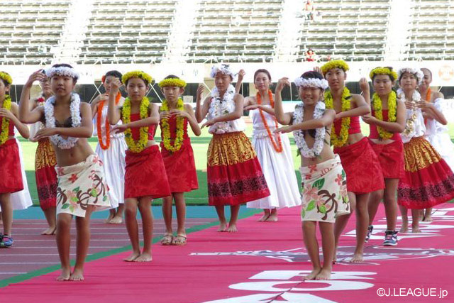 【明治安田Ｊ２ 第30節 熊本vs札幌】フラダンスがトロピカルフラグループのみなさんによって行われた（1/4）