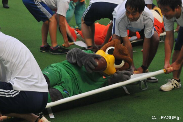 【明治安田Ｊ２ 第30節 東京Ｖvs愛媛】担架に乗せられる東京Ｖのマスコット・ヴェルディ君（1/5）