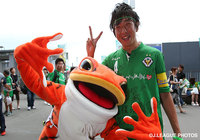 【明治安田Ｊ２ 第30節 東京Ｖvs愛媛】笑顔でピースサインを見せる、愛媛の熱烈サポーター「一平くん」と東京Ｖの有名ファン・サポーター「全力さん」（2/5）